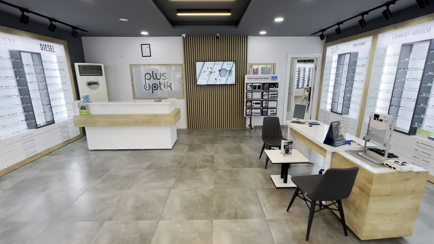 Plus Optik karşılama bankosu ve logolu duvar